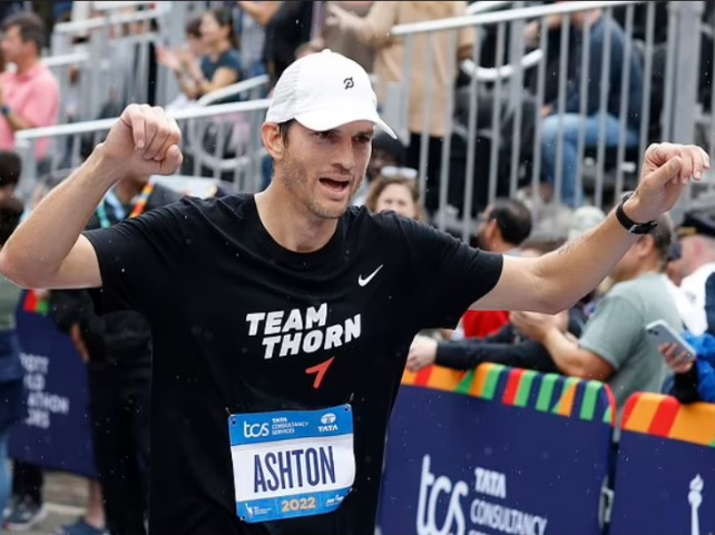 Эштон Кутчер пробежал марафон в Нью-йорке