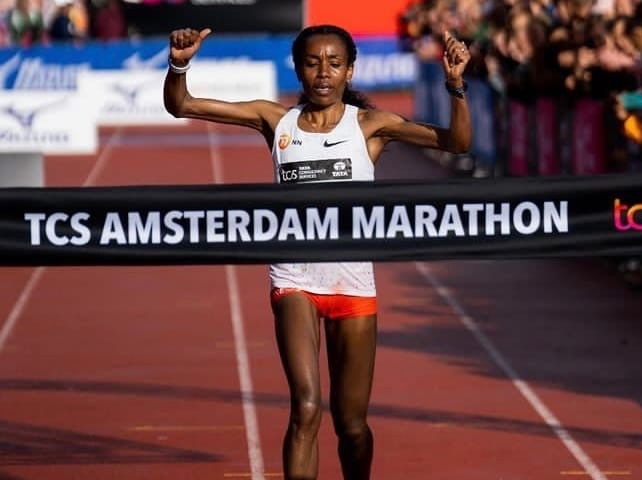 Гетачью и Айяна - победители амстердамского марафона 2022